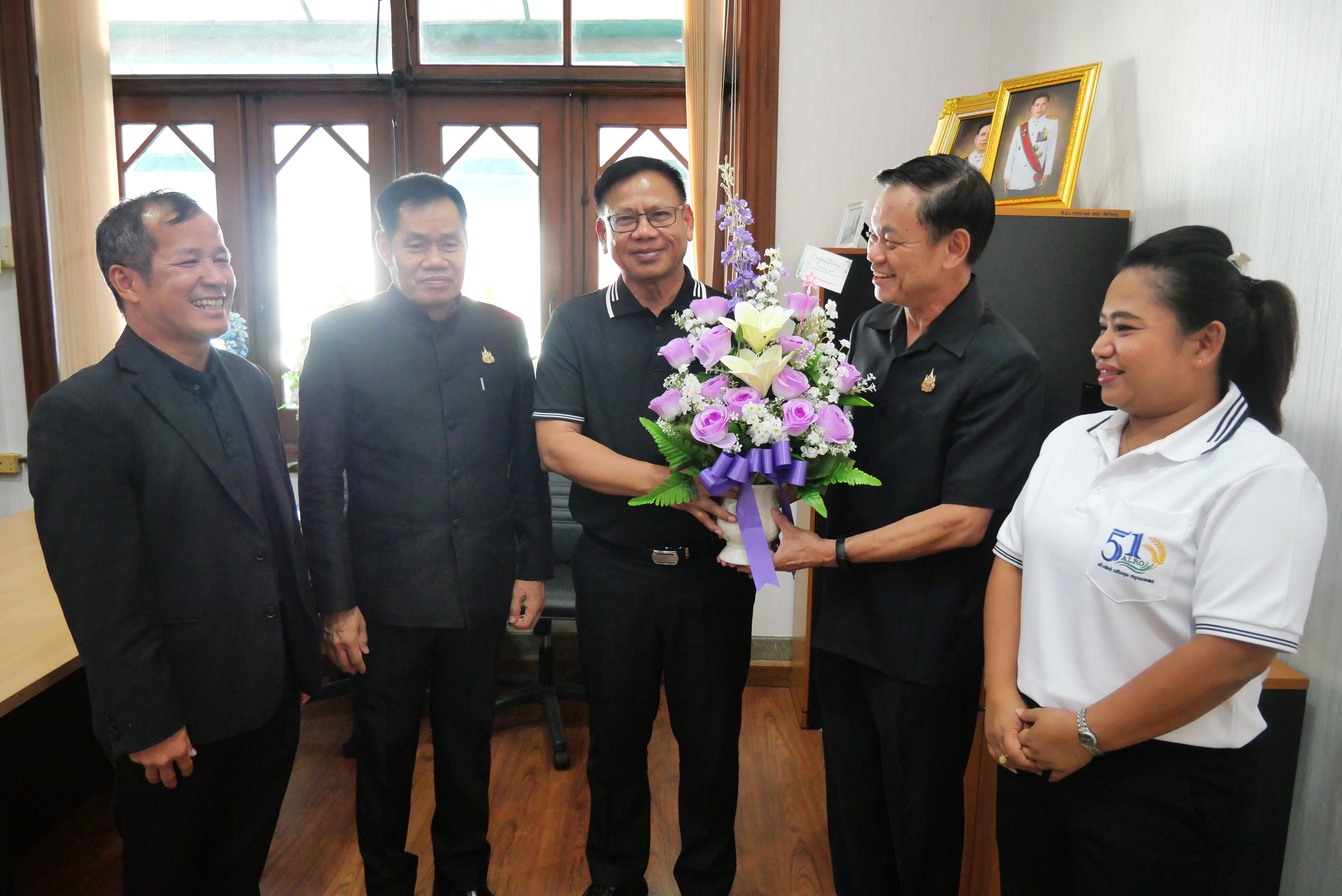 title - หัวหน้าผู้ตรวจราชการกรม พร้อมคณะเข้าแสดงความยินดีกับผู้ตรวจราชการกรม ส.ป.ก. เนื่องในโอกาสเข้ารับตำแหน่งใหม่